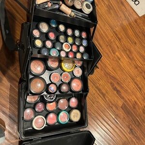 MAC COSMETIC TRAIN CASE DISCONTINUED WITH GOODIES INSIDE. Read description